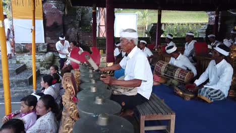 Viejos-Músicos-Balineses-Tocan-La-Tradicional-Orquesta-Gamelan-En-El-Ritual-Del-Templo-Hindú-En-Bali,-Indonesia.