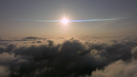 Sonnenuntergang-über-Wolkenformationen-Mit-Anamorphotischem-Linseneffekt