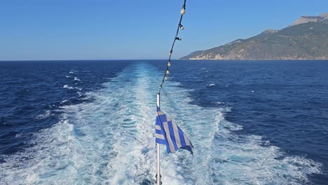 Griechische-Flagge-Auf-Einem-Boot-Auf-Dem-Ägäischen-Meer