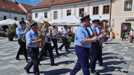 Spancirfest-Straßenfest,-Traditionelle-Band-Spielt-Auf-Der-Parade