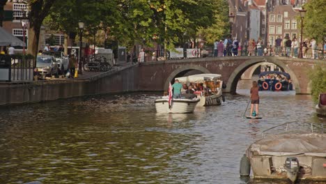 Weitblick-Auf-Boote-Und-Sup-Paddel-Auf-Einem-Wunderschönen-Kanal-In-Amsterdam