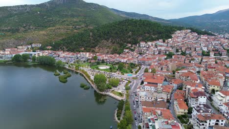 Magia-De-La-Luz-Del-Día-En-Kastoria,-Grecia-Exploración-Aérea-De-La-Orilla-Del-Lago-Y-El-Paisaje-Urbano-Por-Drones