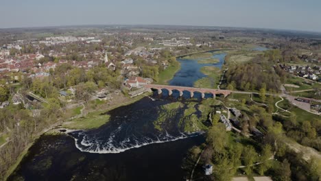 Venta-Fluss-Wasserfall-In-Der-Stadt-Kuldiga