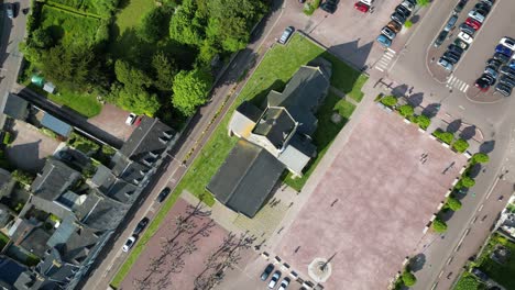 Overhead-Vogelperspektive-Drohne-Luftaufnahme-Kirche-Sainte-Mère-Eglise-Normandie-Frankreich