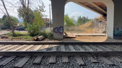 Graffiti-In-Einer-Unterführung-Neben-Einer-Eisenbahn