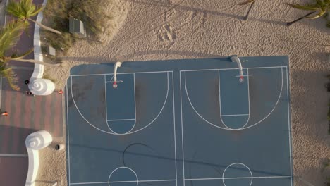 Eine-Drohne-Schoss-Mit-Der-Nase-Nach-Unten-über-Einen-Basketballplatz-Am-Strand
