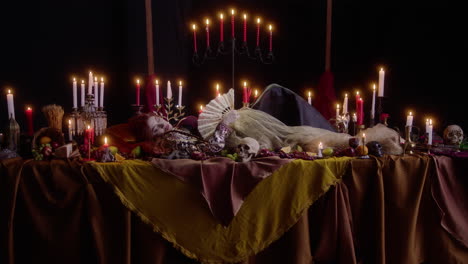 Gothic-Renaissance-Tableau:-Frau-Umgeben-Von-Kerzen-–-Vampirmädchen-Und-Schönheit-Im-Roten-Kleid