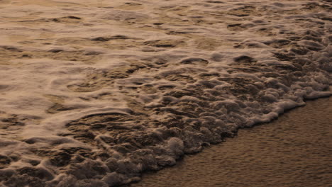 Kleine-Meereswasserwellen-In-Zeitlupe-Kommen-Zum-Sandstrand-Von-Bali,-Indonesien