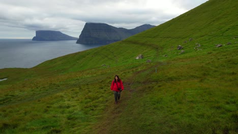 Mujer-Caminando-En-Un-Paisaje-Majestuoso-En-Kalsoy,-Islas-Feroe