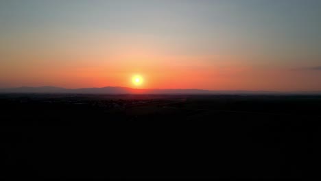 Szene-Mit-Natursilhouetten-Bei-Sonnenuntergang