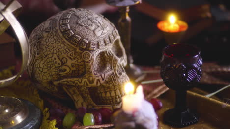 Geheimnisvolle-Fusion:-Aztekenschädel-Auf-Einem-Renaissance-inspirierten-Tisch-Mit-Kerzen