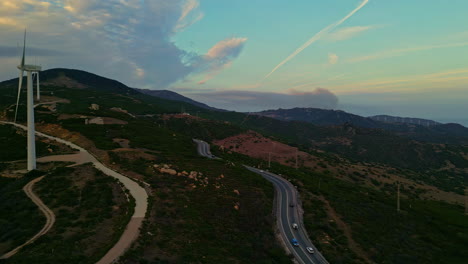 Malerische-Fahrt-Auf-Der-Europäischen-Route-Mit-Blick-Auf-Die-Windkraftanlage-Bei-Sonnenuntergang-Auf-Dem-Berg-Ahumada-In-Cadiz,-Spanien
