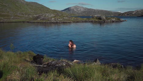 Una-Persona-Se-Está-Bañando-En-El-Lago-Botnvatnet-En-Nordland,-Noruega