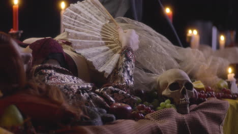 Gothic-Renaissance-Stillleben:-Tisch-Mit-Totenkopf,-Früchten-Und-Kerzen-–-Goya-inspiriert