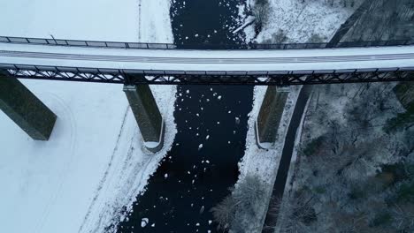 Blick-Direkt-Vom-Findhorn-Viadukt-Auf-Den-Eisigen-Fluss-Und-Die-Schneebedeckte-Landschaft