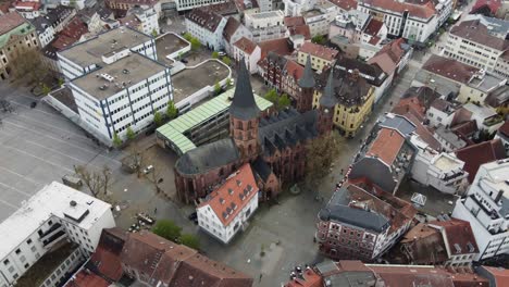People-and-colorful-Houses-around-Protestant-gothic-Stiftskirche-church-at-old-city-of-Kaiserslautern,-Germany