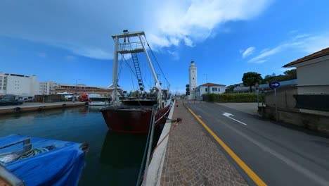 Fischereifahrzeuge-Im-Hafenkanal-In-Rimini,-Italien