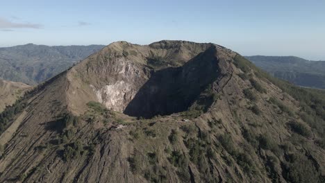 Die-Scharfe-Luftaufnahme-Der-Goldenen-Stunde-Neigt-Sich,-Um-In-Den-Krater-Des-Vulkans-Mount-Batur-Zu-Blicken