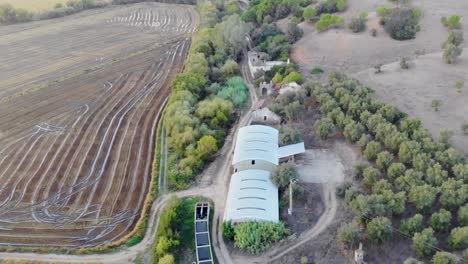 Drohnenaufnahme-Von-Einem-Verlassenen-Bauernhof-In-Alentejo,-Portugal