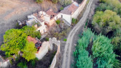 Toma-De-Drones-De-Antiguas-Ruinas-Agrícolas-Abandonadas