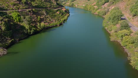 Ruhige-Aussicht-Auf-Den-Fluss-Minho-Mit-Weinbergen-Und-Dörfern-In-Belesar,-Ribeira-Sacra,-Lugo,-Galizien,-Spanien