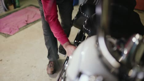 Harley-Davidson-Enthusiast-Reinigt-Und-Poliert-Sorgfältig-Sein-Geliebtes-Motorrad
