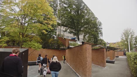 Menschen-Betreten-Das-Nationale-Holocaust-Namensdenkmal-In-Amsterdam,-Niederlande