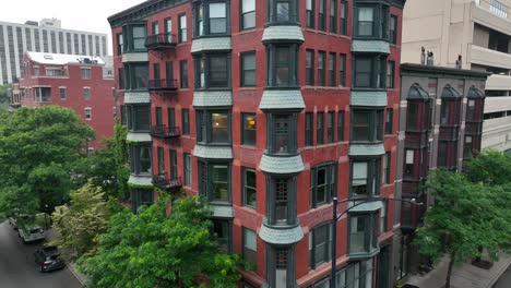 Historic-apartment-building-in-downtown-Chicago,-Illinois