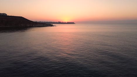 Sonnenuntergang-über-Der-Meereslandschaft,-Drohnenansicht-Des-Strandes-Von-Campoamor-In-Spanien