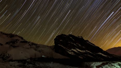 Imágenes-De-Lapso-De-Tiempo-Del-Cielo-Nocturno-De-Irán-De-La-Montaña-En-La-Nieve-Temporada-De-Invierno-En-Una-Fría-Medianoche-Helada-En-El-Castillo-De-Alamut-En-La-Cordillera-De-Alborz-Tierras-Altas-De-Teherán-Y-Cielo-Estrellado-Galaxia-De-La-Vía-Láctea-Maravillosa-Toma-Escénica