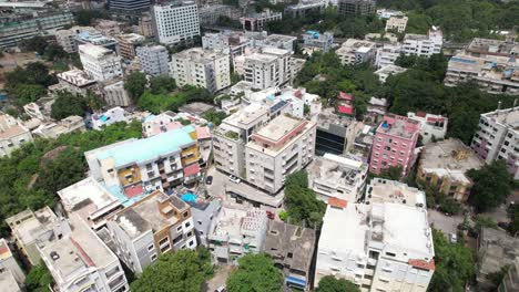 Nachmittags-4K-Luftaufnahme-Von-Hill-Top-Colony-Und-Banjara-Hills,-Ist-Ein-Städtisches-Wohn--Und-Geschäftszentrum-Und-Eines-Der-Wohlhabendsten-Viertel-In-Hyderabad,-Telangana,-Indien