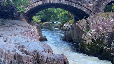 El-Histórico-Puente-De-Piedra-Pont-Y-Pair-Cruza-El-Río-Conwy-En-Gales-De-Betws-y-coed