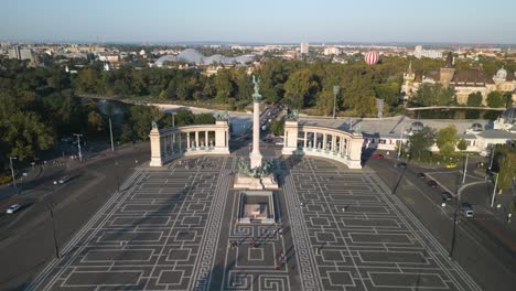 Monumento-Del-Milenio,-Plaza-De-Los-Héroes-En-Budapest,-Hungría---Toma-Cinematográfica-Con-Drones