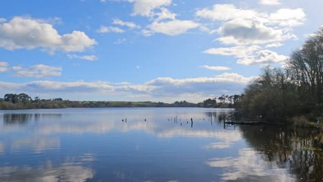 Lago-Tranquilo-En-Waterford,-Irlanda,-En-Un-Día-De-Principios-De-Primavera.