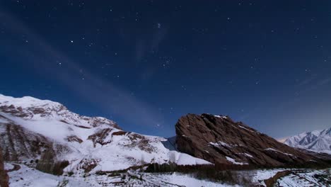Entdecken-Sie-Den-Faszinierenden,-Wunderbaren-Monduntergang-Im-Zeitraffer,-Den-Sternenklaren-Himmel,-Die-Ikonische-Schneebedeckte-Burg-Des-Alamut-Attentäters,-Die-Iran-Ziert,-Atemberaubende-Landschaft,-Abenteuer,-Natürliche-Schönheit,-Eiskalte-Winternacht