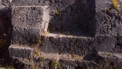 Una-Vista-De-Los-Antiguos-Bloques-De-Construcción-De-Cusilluchayoc-El-Templo-De-Los-Monos-En-El-Distrito-De-Cusco,-Perú---Primer-Plano