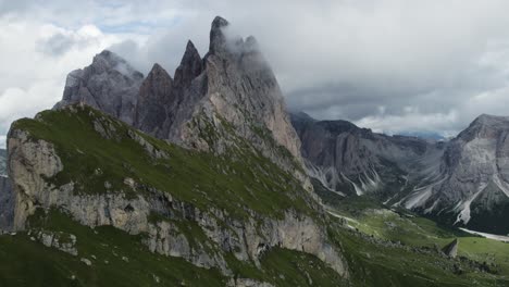 Seceda-Gebirge-In-Den-Italienischen-Dolomiten-Mit-Wolken,-Die-Die-Steilen,-Spitzenförmigen-Klippen-Bedecken