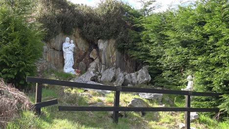 Grotte-Am-Eingang-Zu-Einem-Alten-Hungersnotfriedhof-In-Irland-Im-Frühling