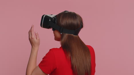 Junge-Frau-Nutzt-Virtual-Reality-Headset-Helm,-Um-Simulationsspiel-App-Zu-Spielen-Und-Videoinhalte-Anzusehen