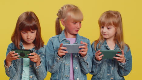 Drei-Freundinnen-Spielen-Renn--Oder-Shooter-Online-Videospiele-Auf-Der-Smartphone-Fahrsimulator-App
