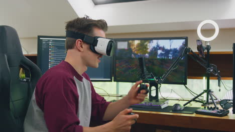 Mann-Trägt-VR--Oder-AR-Headset-Und-Spielt-Zu-Hause-Am-Schreibtisch.-Live-Streaming-Schießspiel