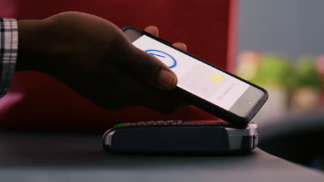 Kunde-Nutzt-Telefon-NFC-Zahlung