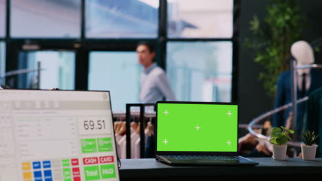 Laptop-Computer-Mit-Grünem-Bildschirm