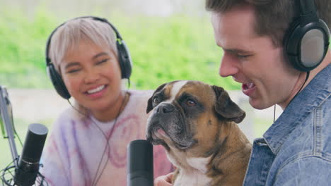 Pareja-Con-Mascota-Bulldog-Francés-Grabando-Podcast-O-Transmitiendo-Transmisión-En-Vivo-En-Estudio-En-Casa