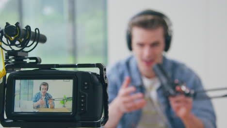 Display-Auf-Der-Rückseite-Der-Kamera-Zeigt-Männliches-Vlogger-Livestreaming-An-Die-Kamera