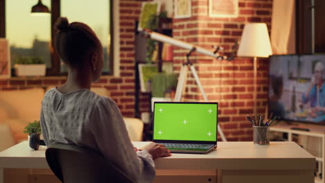 Teleworker-using-greenscreen-on-laptop