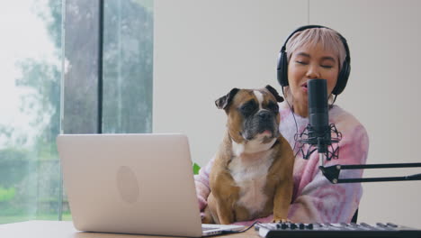 Mujer-Con-Mascota-Bulldog-Francés-Grabando-Podcast-O-Transmitiendo-Por-Radio-En-El-Estudio-En-Casa