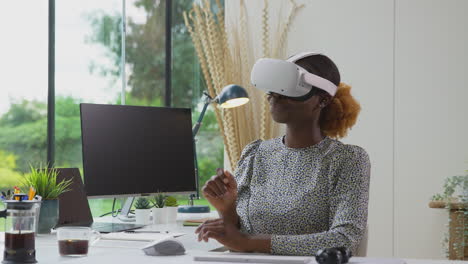Frau,-Die-Im-Heimbüro-Am-Schreibtisch-Arbeitet-Und-Ein-VR-Headset-Trägt,-Veranstaltet-Ein-Virtuelles-Online-Meeting