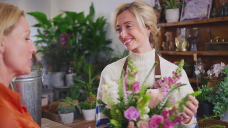 Kundin-Im-Floristengeschäft-Kauft-Blumenstrauß