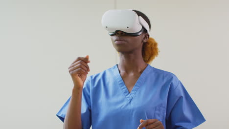 Krankenschwester-Oder-Ärztin-In-OP-Bekleidung-Mit-VR-Headset,-Die-Im-Krankenhaus-Mit-AR-Technologie-Interagiert